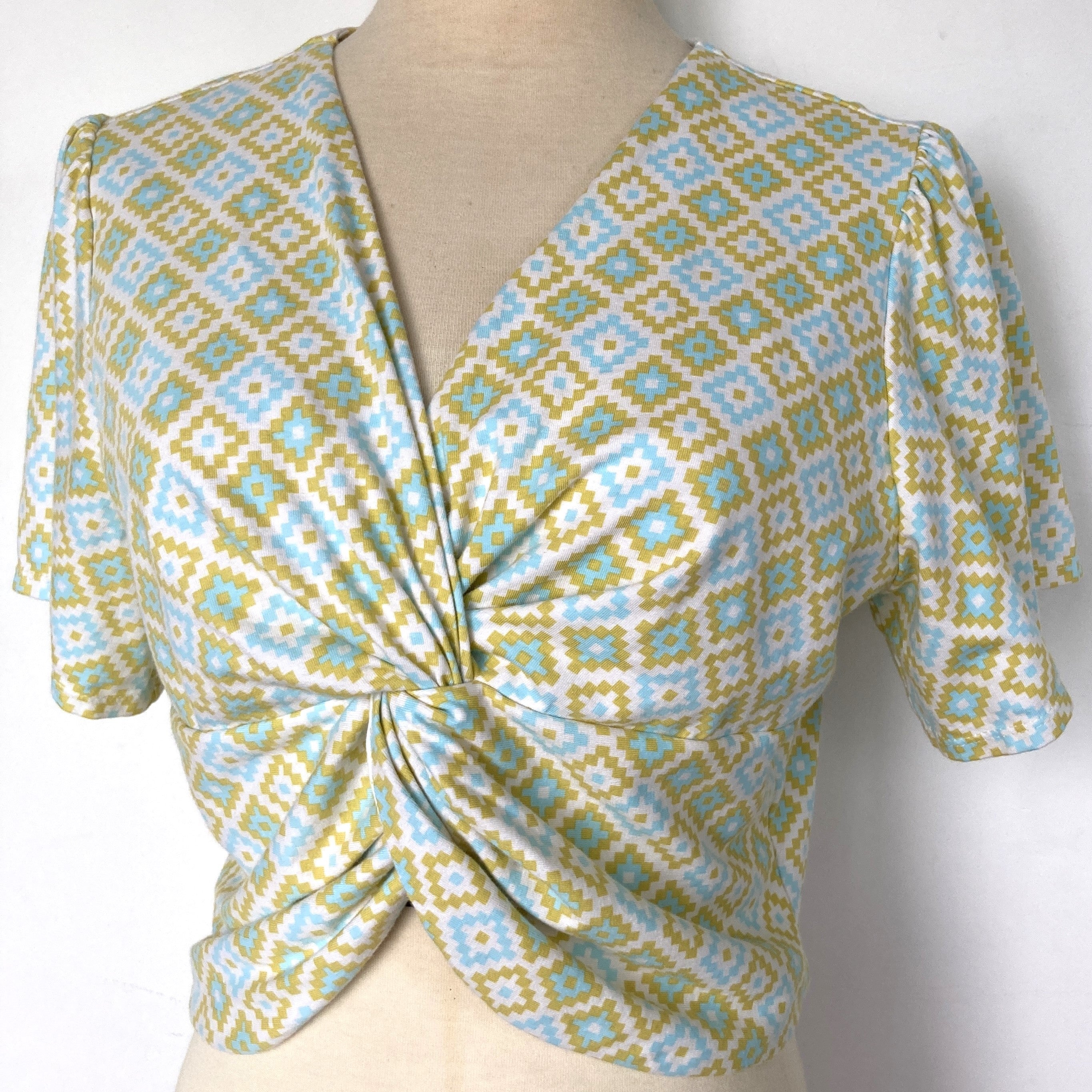 Vita Twist Front Top